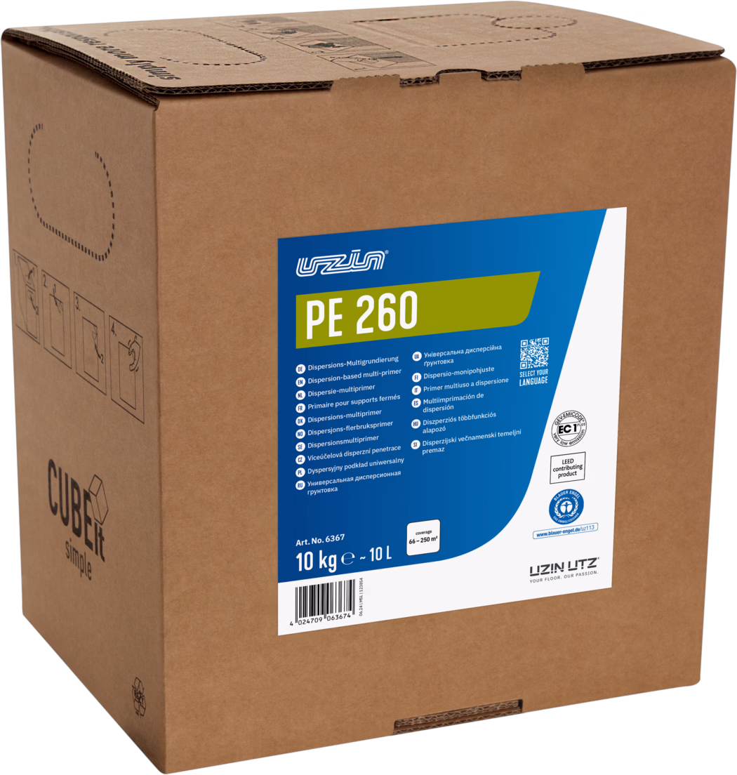 UZIN_Dummy_PE 260-10kg CUBE_2024-06 Brun bølgepappeske med en stor blå-grønn produktetikett med teksten "PE 260". Etiketten viser UZIN-logoet, produktnavnet, en flerspråklig beskrivelse som angir en dispersjonsbasert multi-grunning, innhold '10 kg ≈ 10 L', artikkelnummer, strekkode, dekkinformasjon og sertifiseringssymboler. På siden av esken er det trykte håndteringspiktogrammer og 'CUBEit simple'-tekst. Bildet viser forsiden av esken, toppklaffen og deler av siden mot hvit bakgrunn.