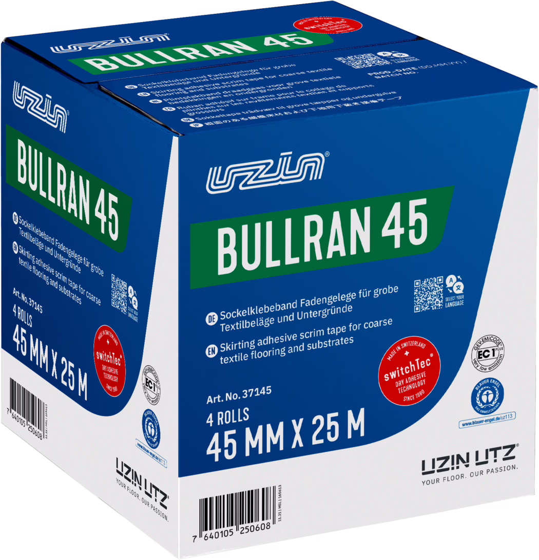 UZIN_Dummy_Bullran 45-carton_2022-01 Studiofoto av en blå-hvit pappeske 'BULLRAN 45' fra UZIN UTZ for sokkellimtape. Et grønt banner viser produktnavnet 'BULLRAN 45' med store hvite bokstaver, tekniske beskrivelser på tysk og engelsk og et rødt 'switchTec'-segl. På pakken står '4 ROLLS', '45 MM X 25 M', artikkelnr. 37145, strekkode, QR-kode og flere sertifiseringslogoer. Boksen er avbildet i lett perspektiv med ren sans-serif typografi, sterke kontrastfarger og jevn studiobelysning; bildet fremhever merkevare, mål og produktetiketter.