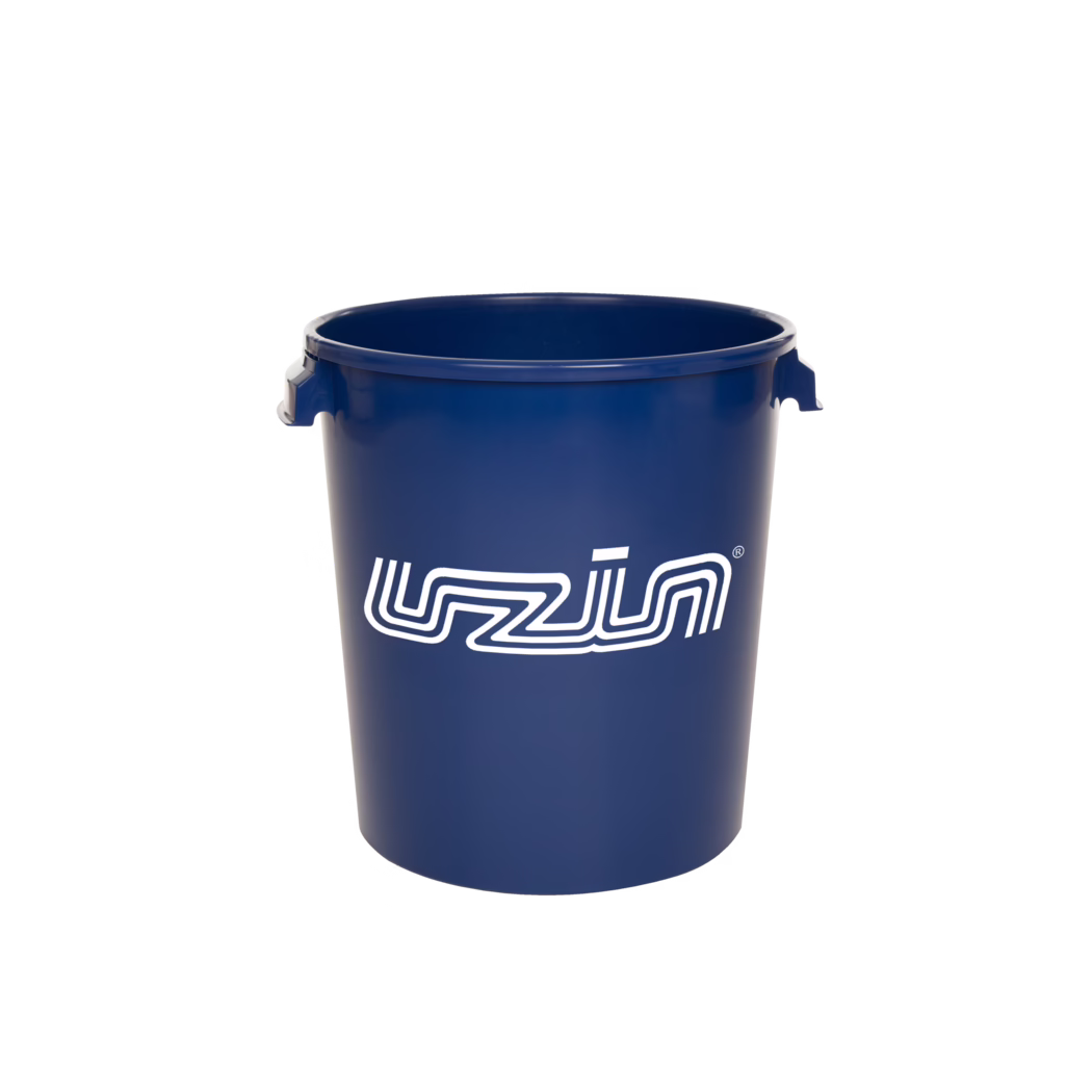 UZIN_Dummy_mixing bucket_2026-04 En halvgjennomsiktig hvit sylinderformet plastbøtte fotografert forfra på hvit bakgrunn. Beholderen har en bred åpen toppkant, små formede sidehåndtak nær toppen og svake vertikale måleskalaer langs begge sidene. Et stort stilisert blått logo med avrundede parallelle linjer er trykt foran, og en liten strekkode er synlig nær nedre side. Overflaten er blank og lett gjennomsiktig, med subtile indre skygger.