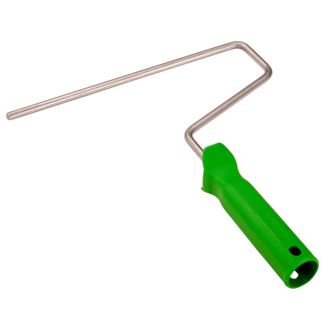 UZIN_Dummy_roller handle_2014-11 Nærbilde av et malerullstativ med et knallgrønt plastgrep og en forkrommet metallramme for å feste en rulle. Grepet er ergonomisk, hul og har et hull for oppheng. Metallstangen er bøyd i rette vinkler og danner en rektangulær rullholder; ingen rull er montert. Verktøyet vises i skrå vinkel på hvit bakgrunn og er beregnet for bruk med standard mini-ruller for maling av vegger og tak.