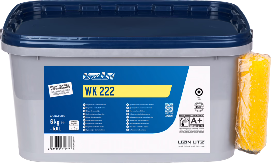 UZIN_Dummy_WK 222-6kg_2025-11 Et rektangulært grått plastkar med mørkeblått klikklokk og en blå‑gul produktetikett med teksten 'WK 222'. Beholderen er merket '6 kg (~5,0 L)' og viser tekniske symboler, strekkode og flerspråklig produktinformasjon. På høyre side sitter en gul svamp pakket i plast. Etiketten viser merket 'Uzin Utz' og et A+ merke for innendørs utslipp. Bildet er tatt på hvit bakgrunn, skarpt og jevnt opplyst.