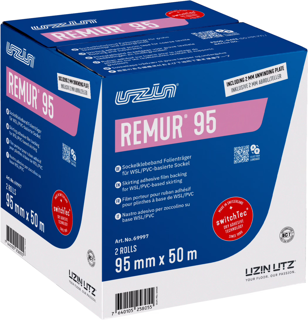 UZIN_Dummy_Remur 95-carton_2024-10 Foto av en blå-hvit salgskartong 'REMUR 95' fra UZIN UTZ, tatt i skrå vinkel. Emballasjen har en stor rosa etikett med produktnavnet 'REMUR 95', firmanavn og flerspråklig produktinformasjon. Forsiden viser '2 ROLLS' og målene '95 mm x 50 m'. Et rødt 'switchTec'-merke, QR‑kode, strekkode og en liten etikett 'INCLUDING 2 MM UNWINDING PLATE' er synlige. Boksen ser ny ut og inneholder opplysninger om klebefilm for sokkel WSL/PVC.