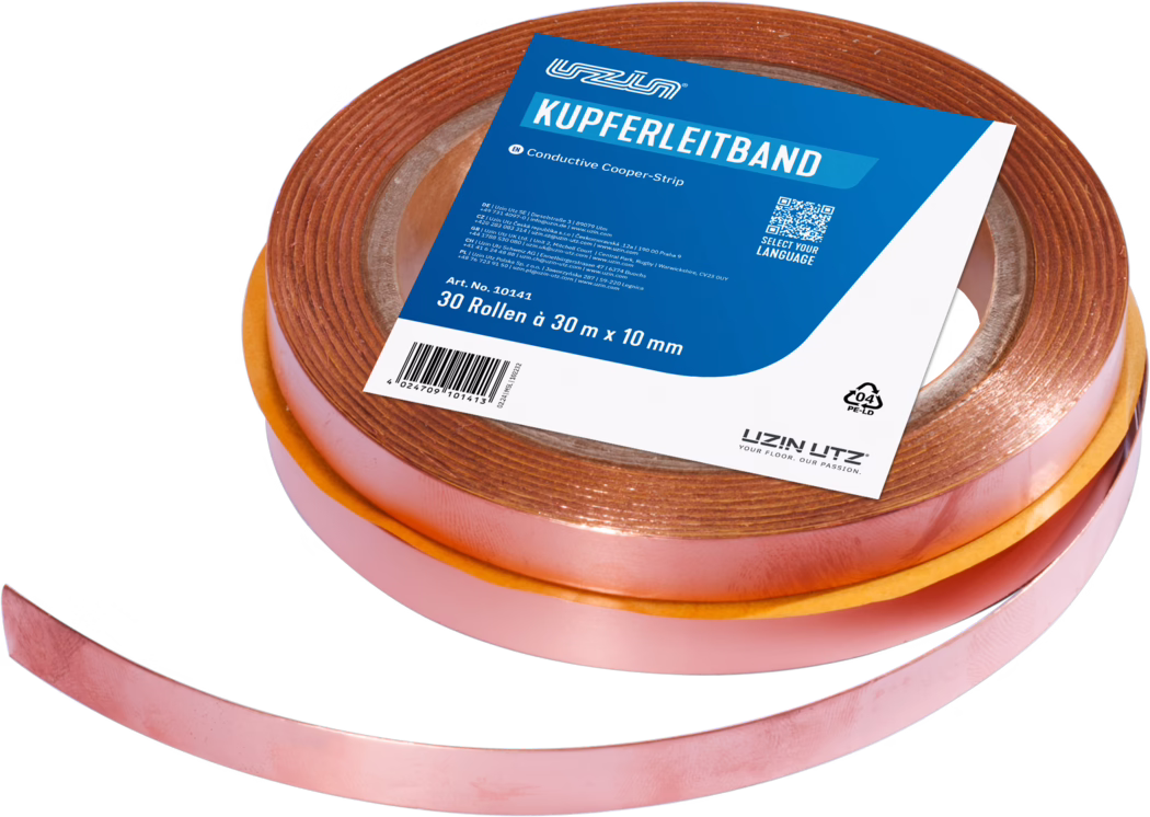 UZIN_Dummy_Conductive Cooper Strip_2024-06 En rull med ledende kobbertape vises tydelig. Tapen har en skinnende metallisk finish og er pent rullet rundt en pappkjerne. Pakken har en blå og hvit etikett med produktdetaljer, inkludert artikkelnummer og dimensjoner som indikerer at den er 30 meter lang og 10 millimeter bred. Tapen ser ut til å være designet for elektriske applikasjoner, muligens for jording eller skjerming.
