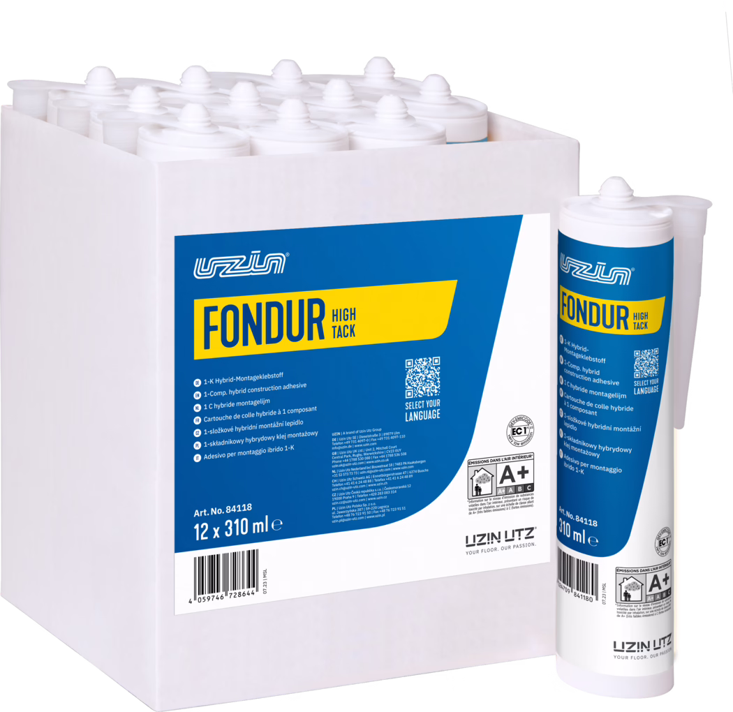 UZIN_Dummy_Fondur HighTack-carton_2023-10 Eske med tolv hvite patroner med UZIN FONDUR High Tack montasjelim med blå‑gul etikett; én patron plassert utenfor esken viser tuten og merkevaren. Hvit emballasje på hvit bakgrunn.