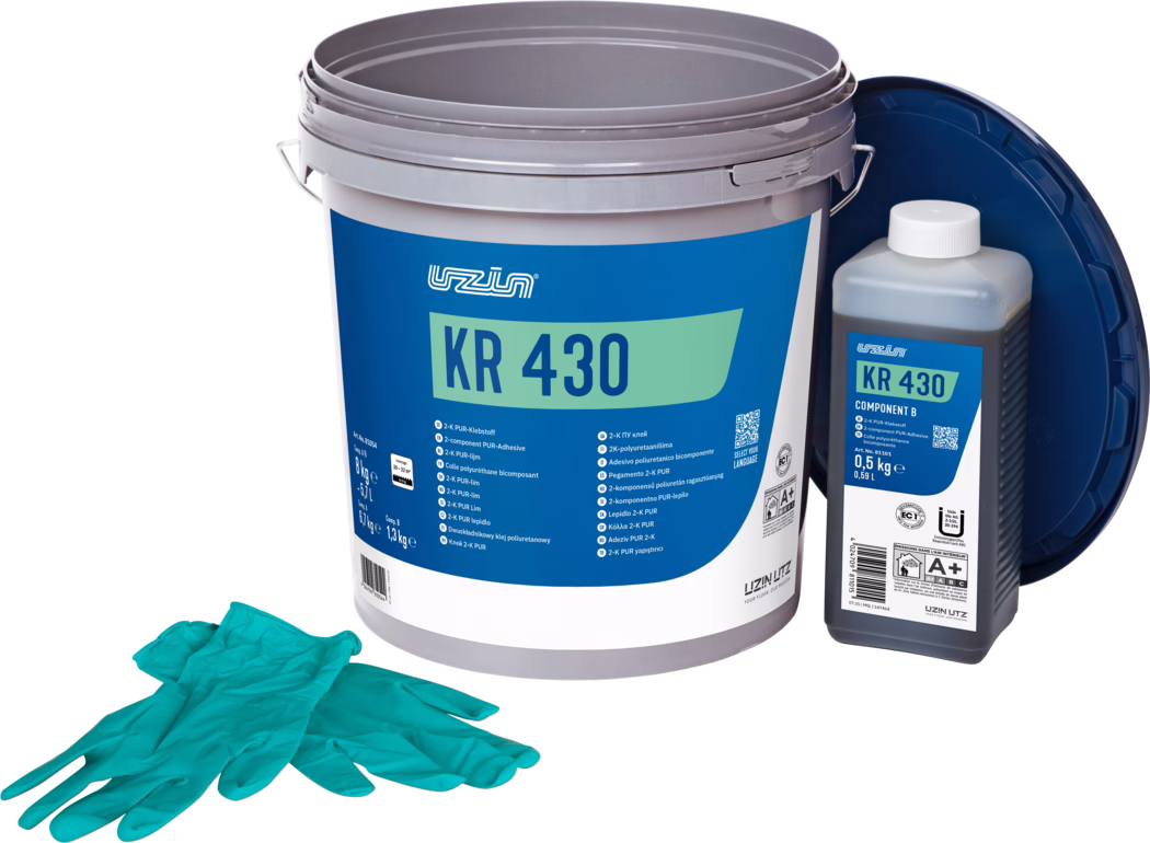 UZIN_Dummy_KR 430-8kg_2025-07 En stor grå plastbøtte merket 'KR 430' med blå-grønn etikett, ved siden av en mindre flaske merket 'KR 430 Component B' og et par turkise engangshansker; emballasje for et tokomponents polyuretanlim.